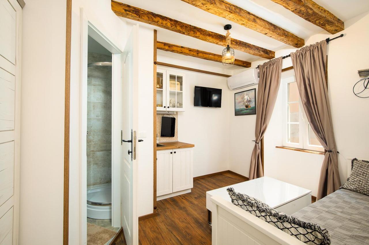 Domus Maximus Apartment Пула Екстериор снимка