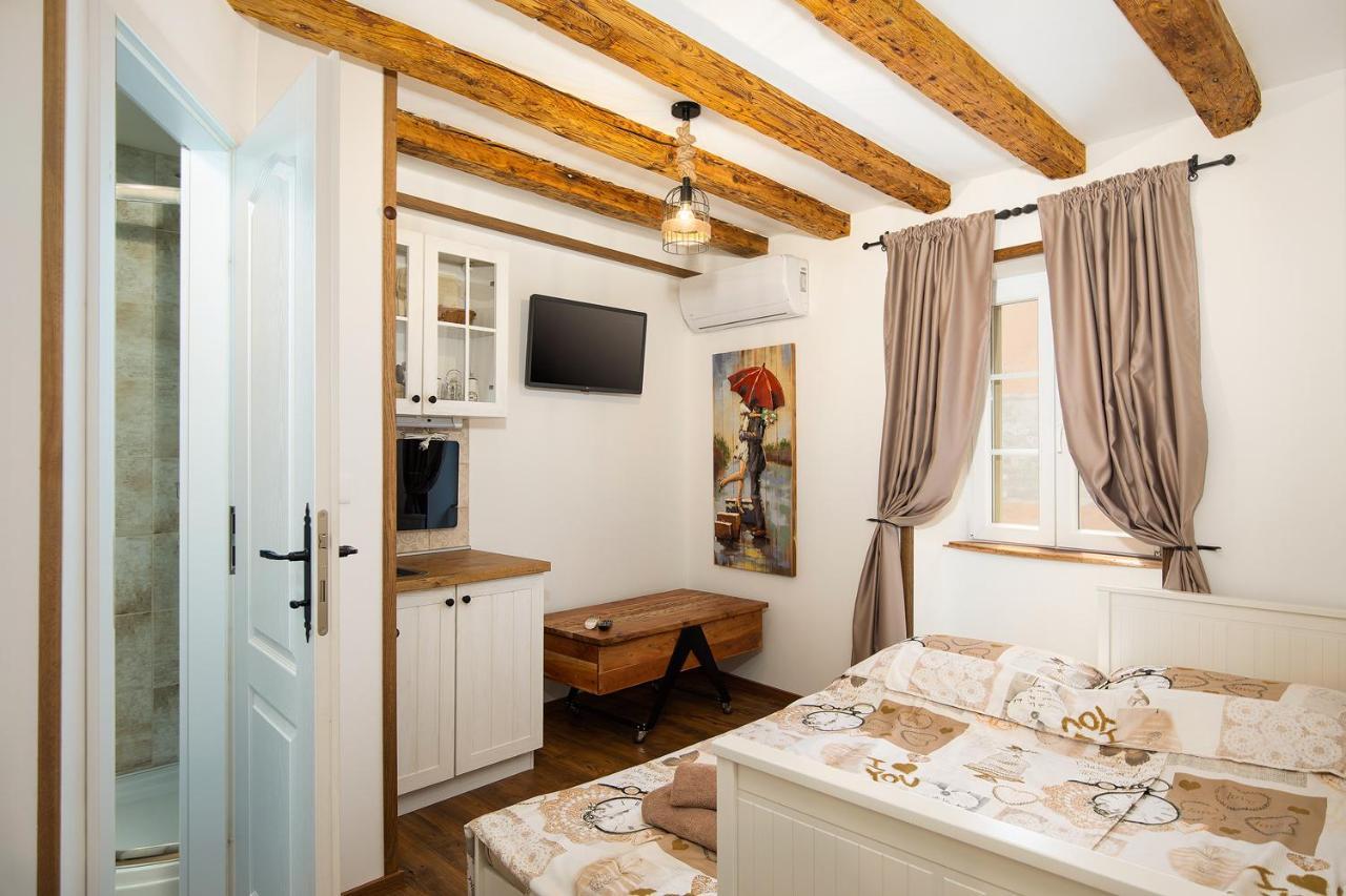 Domus Maximus Apartment Пула Екстериор снимка