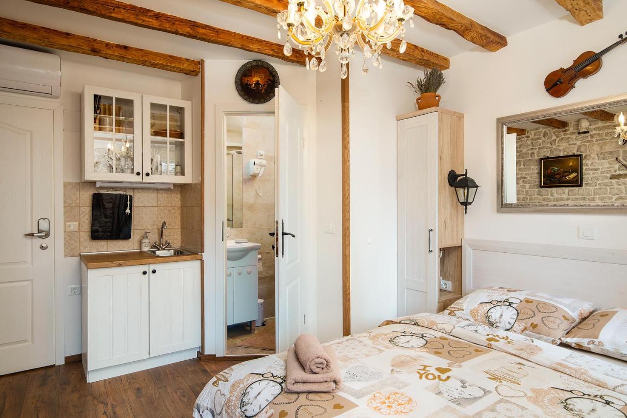 Domus Maximus Apartment Пула Екстериор снимка