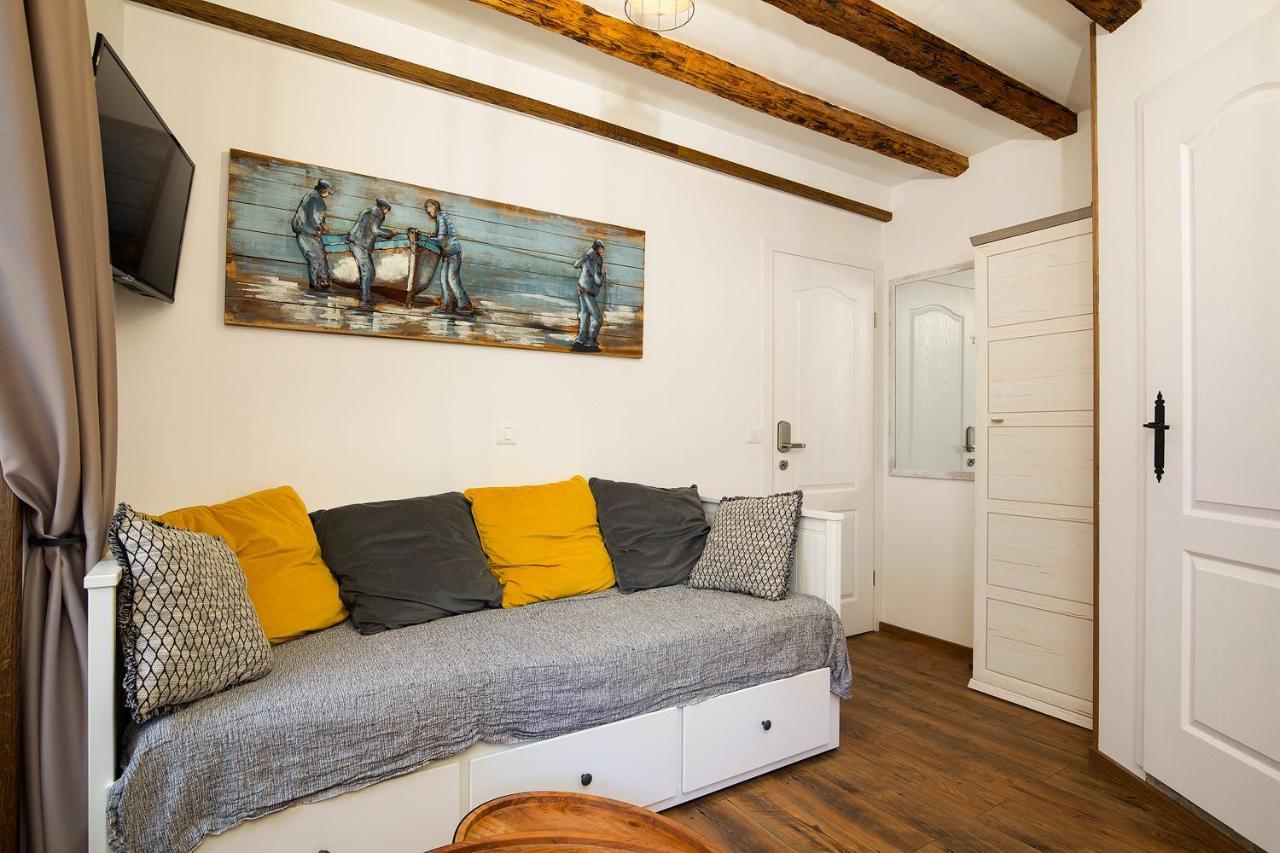 Domus Maximus Apartment Пула Екстериор снимка
