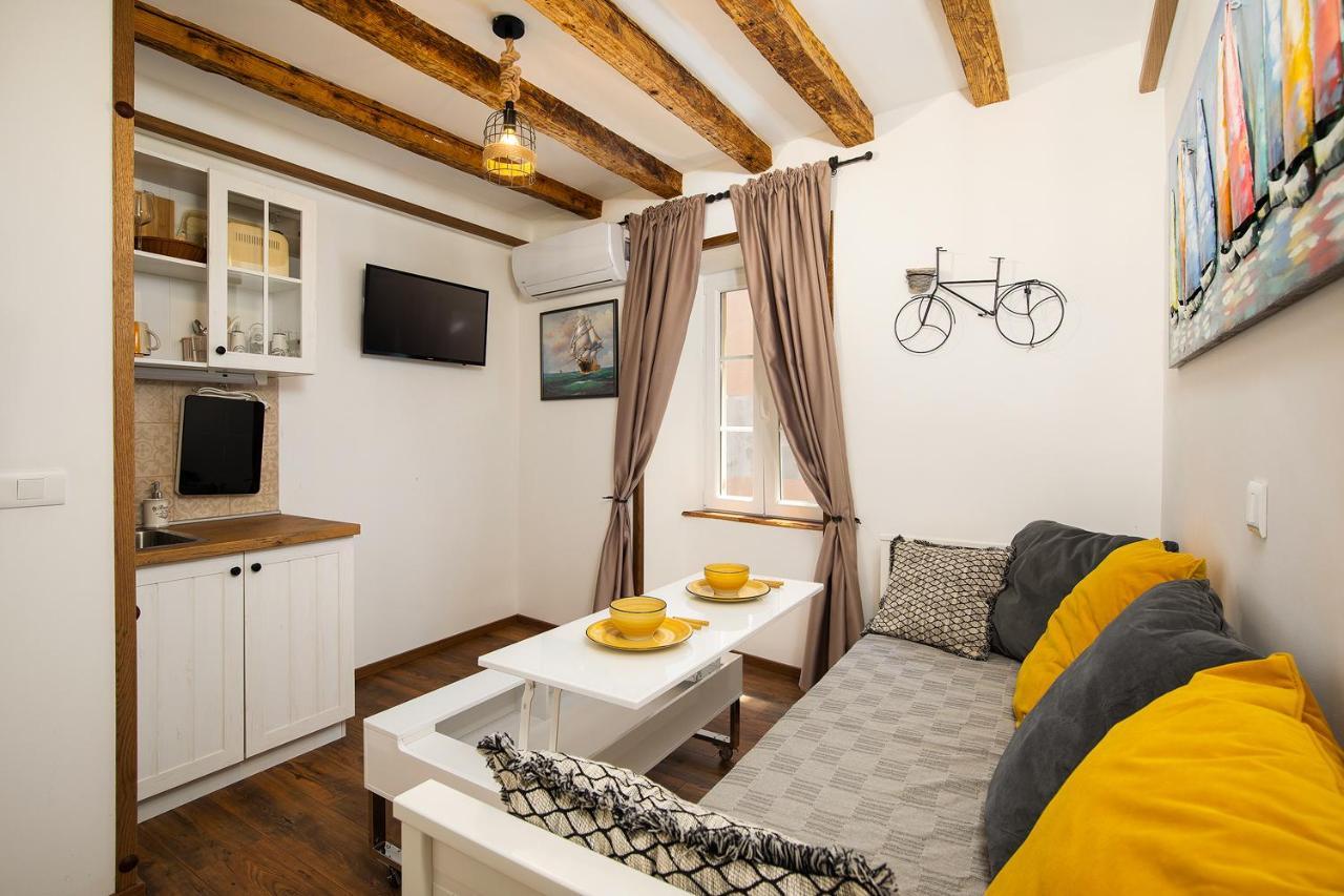 Domus Maximus Apartment Пула Екстериор снимка