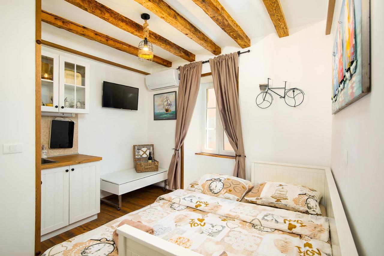 Domus Maximus Apartment Пула Екстериор снимка