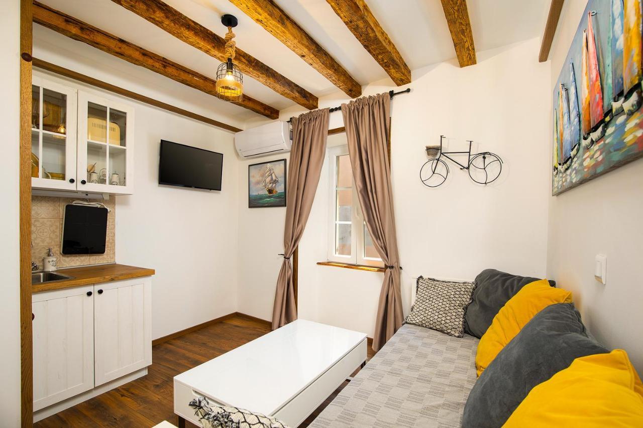 Domus Maximus Apartment Пула Екстериор снимка