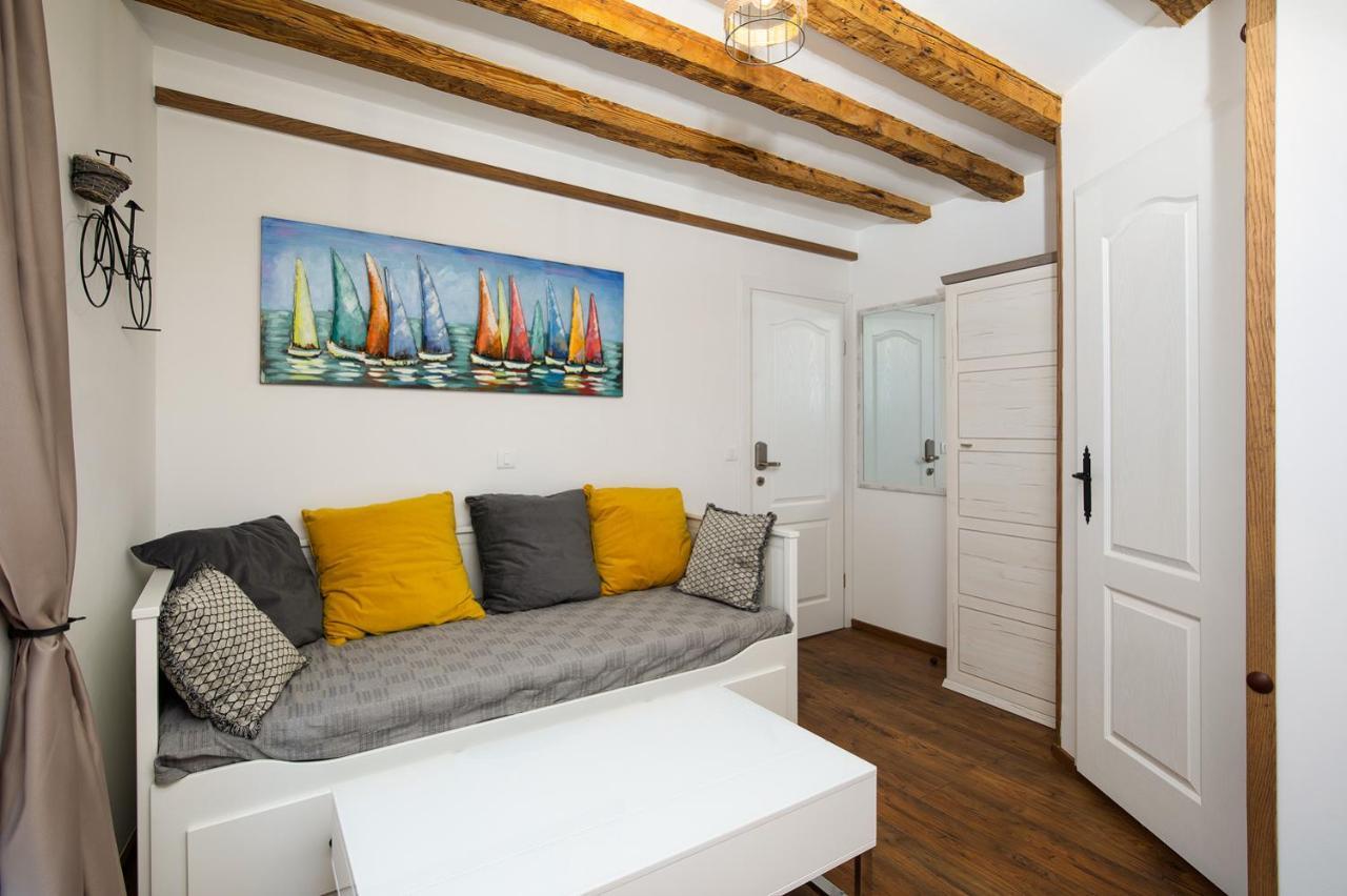 Domus Maximus Apartment Пула Екстериор снимка